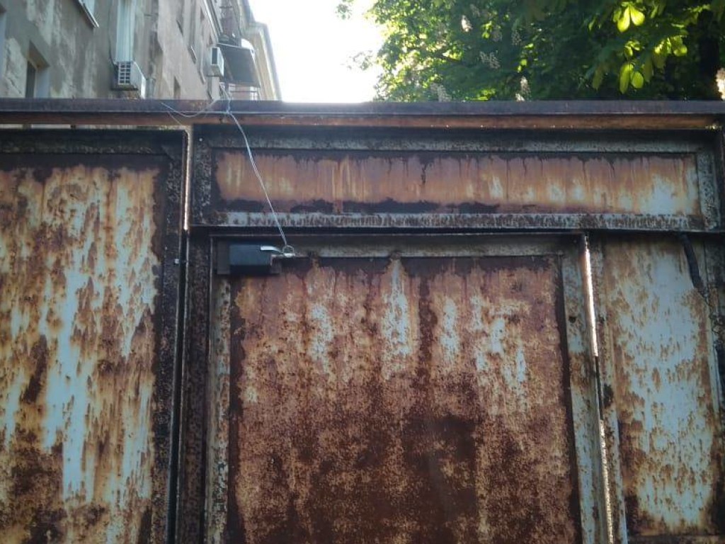 На Днепропетровщине заминировали калитку жилого дома: хозяин чудом остался жив (ФОТО)