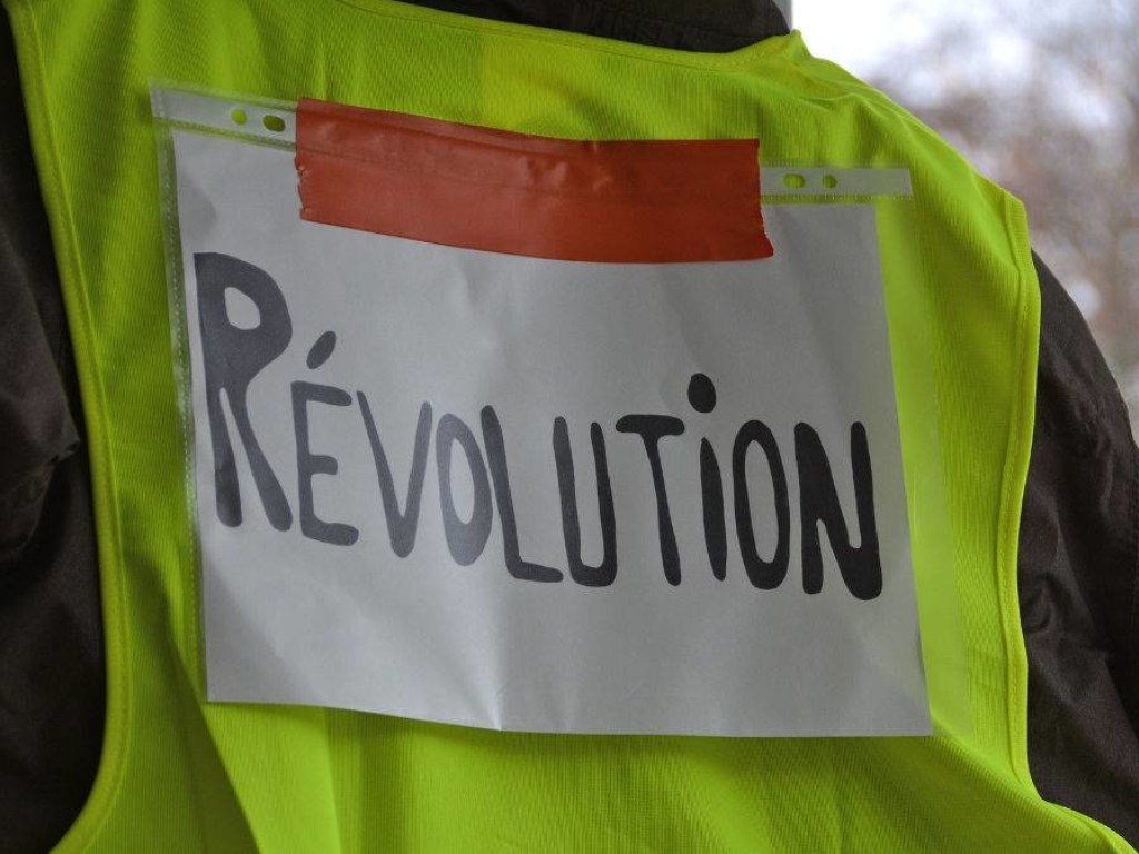 Во Франции в ходе столкновений на акциях «желтых жилетов» пострадали полицейские
