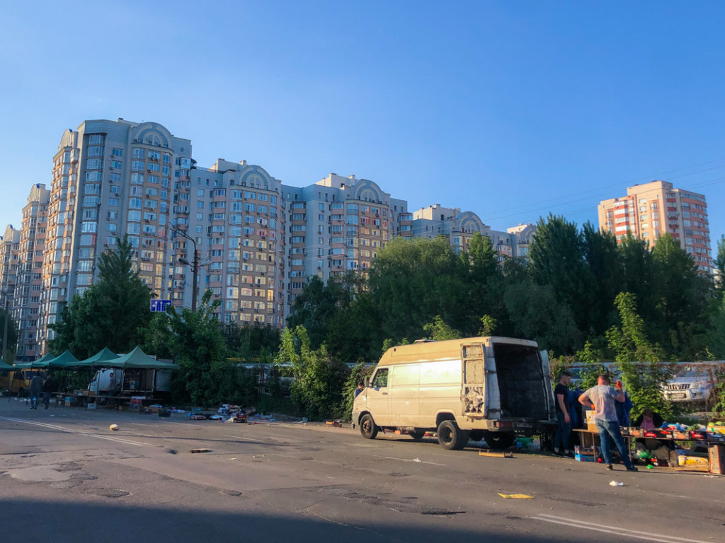 В Киеве на Теремках после продуктовой ярмарки остались горы мусора (ФОТО)