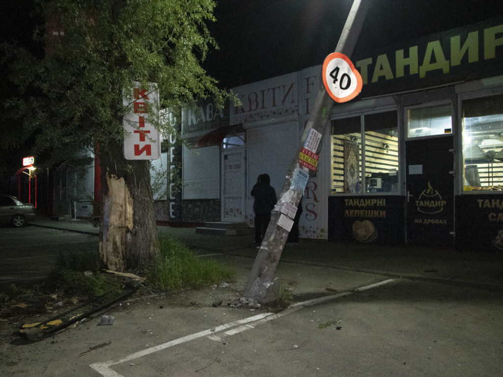 Под Киевом женщина на внедорожнике Toyota снесла столб и влетела в дерево (ФОТО, ВИДЕО)