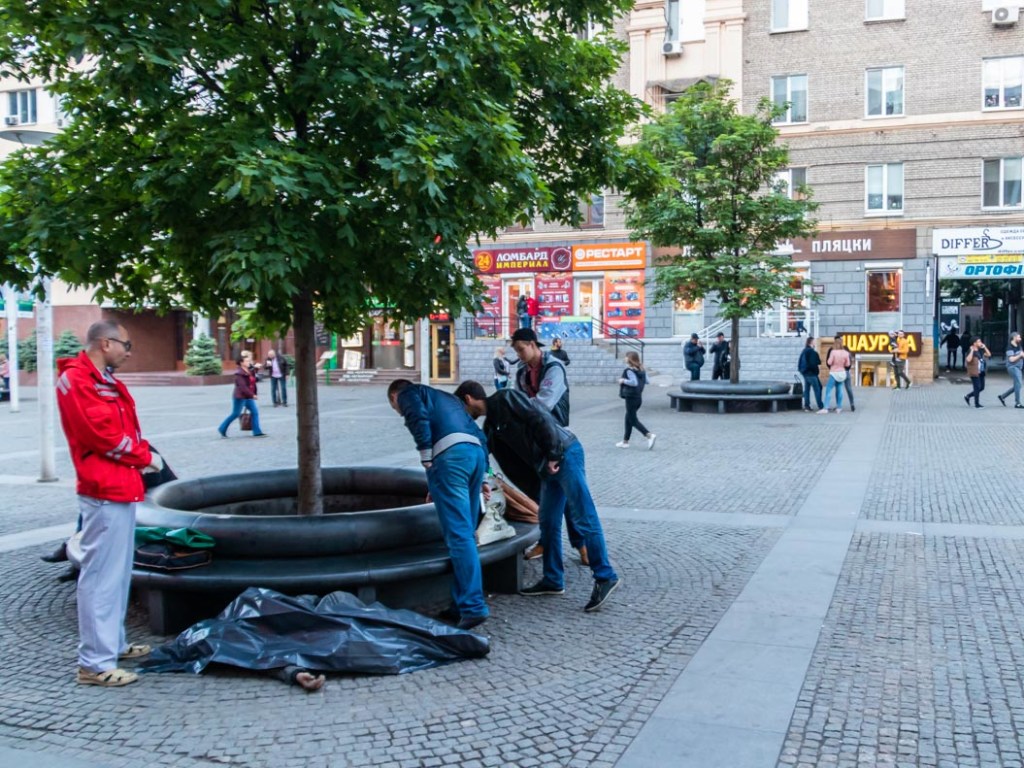 На площади в Днепре нашли труп бездомного у скамьи (ФОТО)