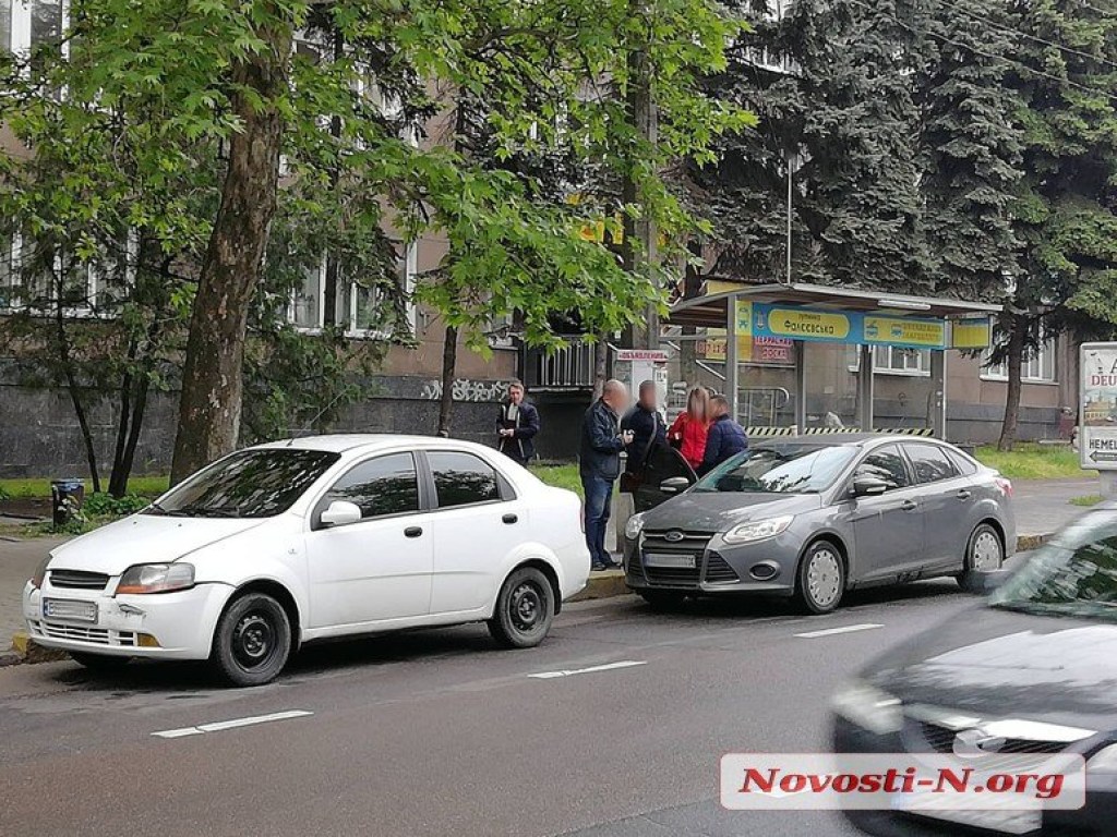В Николаеве пешеход выбежал на дорогу и стал виновником столкновения двух иномарок (ФОТО)