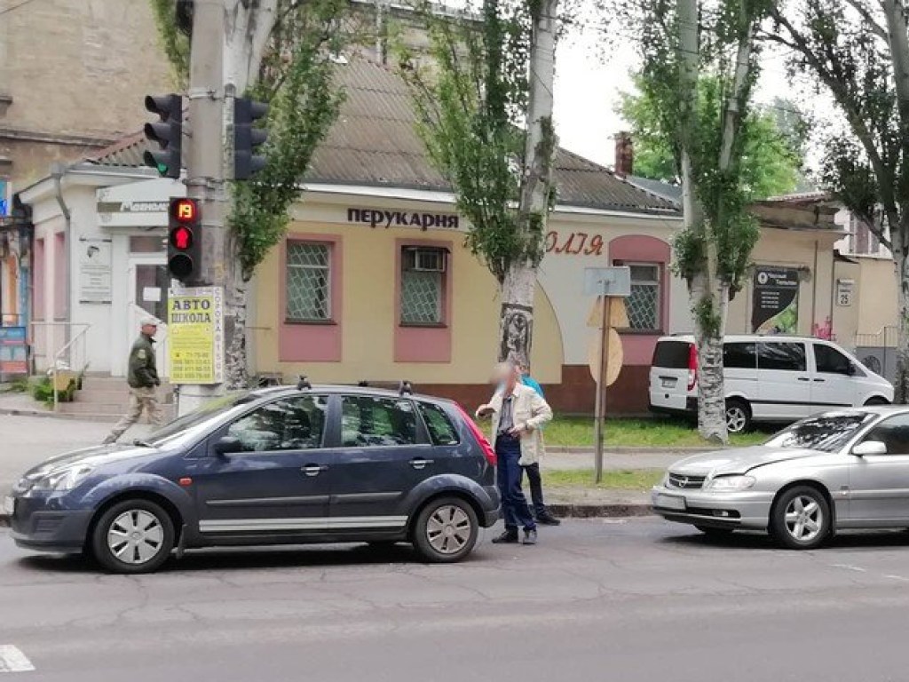 Водитель Mercedes растерялся: в Николаеве столкнулись ВАЗ и дорогая иномарка (ФОТО, ВИДЕО)
