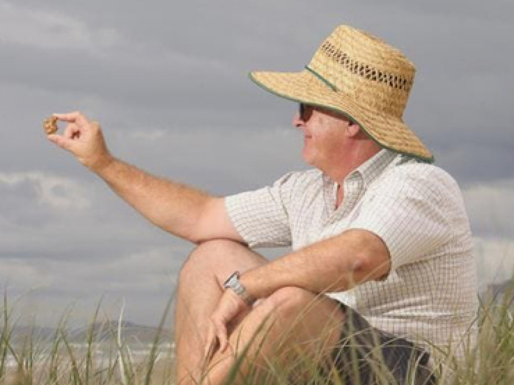 Семья из Австралии наткнулась на золотой слиток во время обычной прогулки