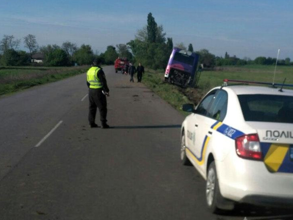 Водитель уснул: возле Кременчуга пассажирский автобус попал в кювет, пострадавших нет (ФОТО)