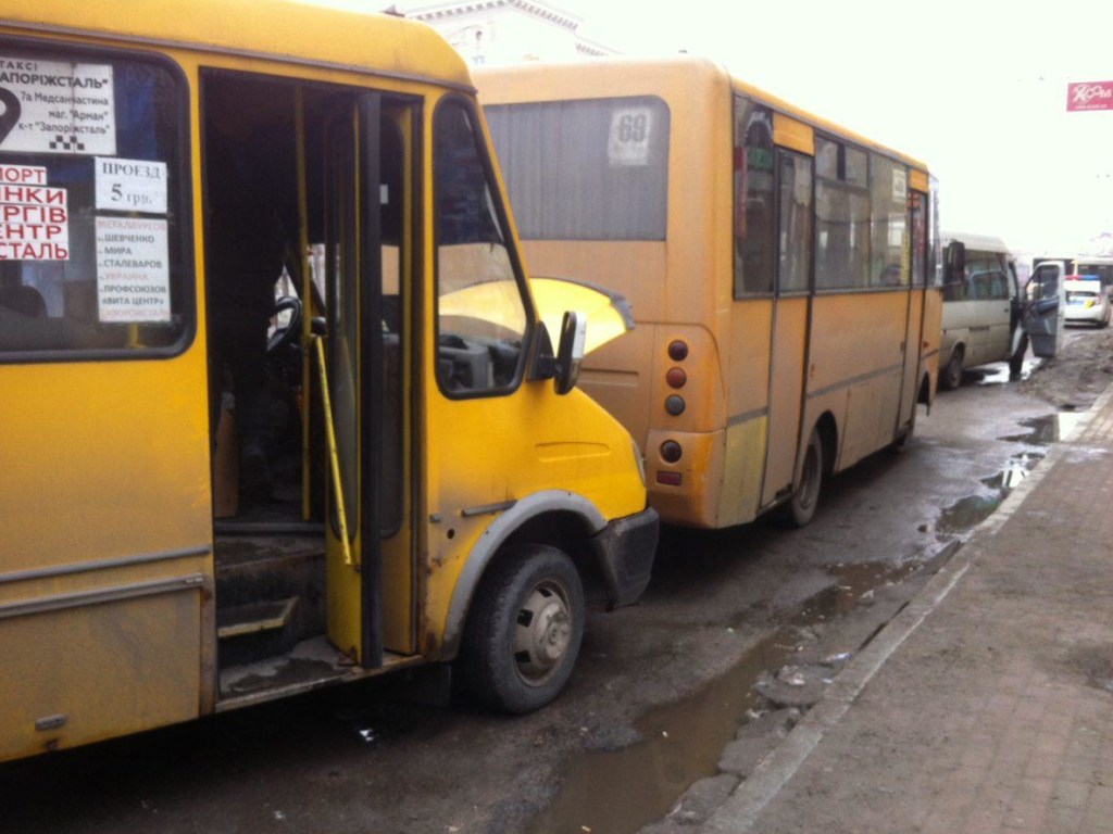 В Запорожье из маршрутки выпала женщина и сломала руку &#8212; СМИ