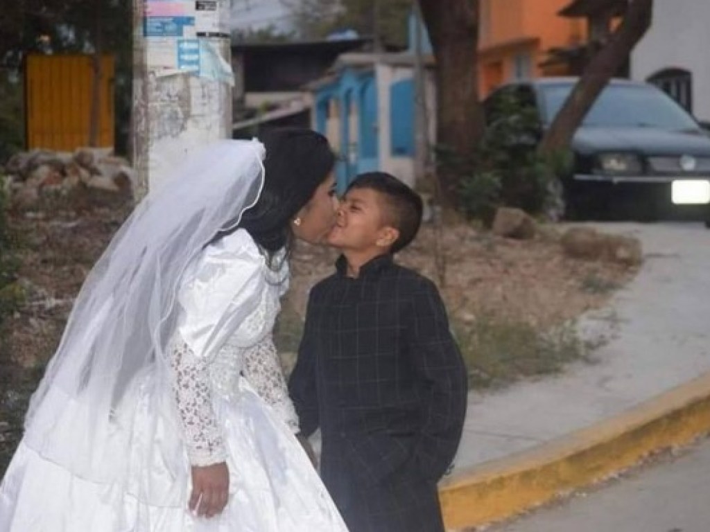 Жительница Мексики вышла замуж за «мальчика» (ФОТО)