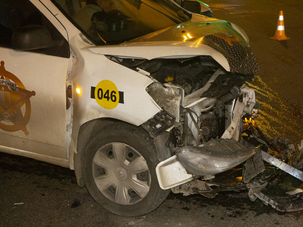 Поехал на красный: в Киеве Mercedes столкнулся с автомобилем службы охраны (ФОТО, ВИДЕО)