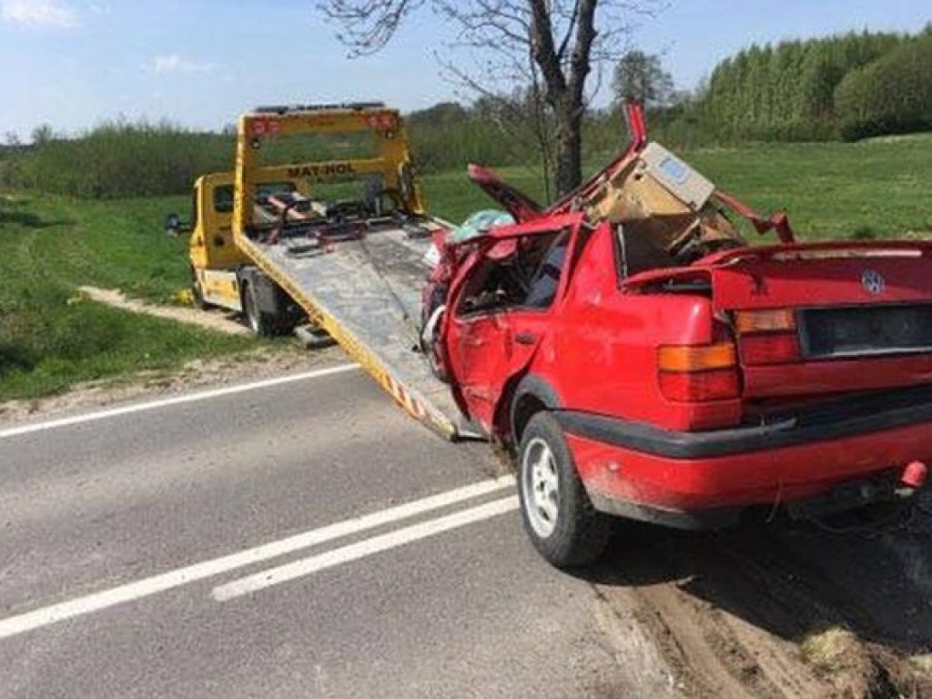 Машина врезалась в дерево: в Польше в ДТП погиб украинец (ФОТО)