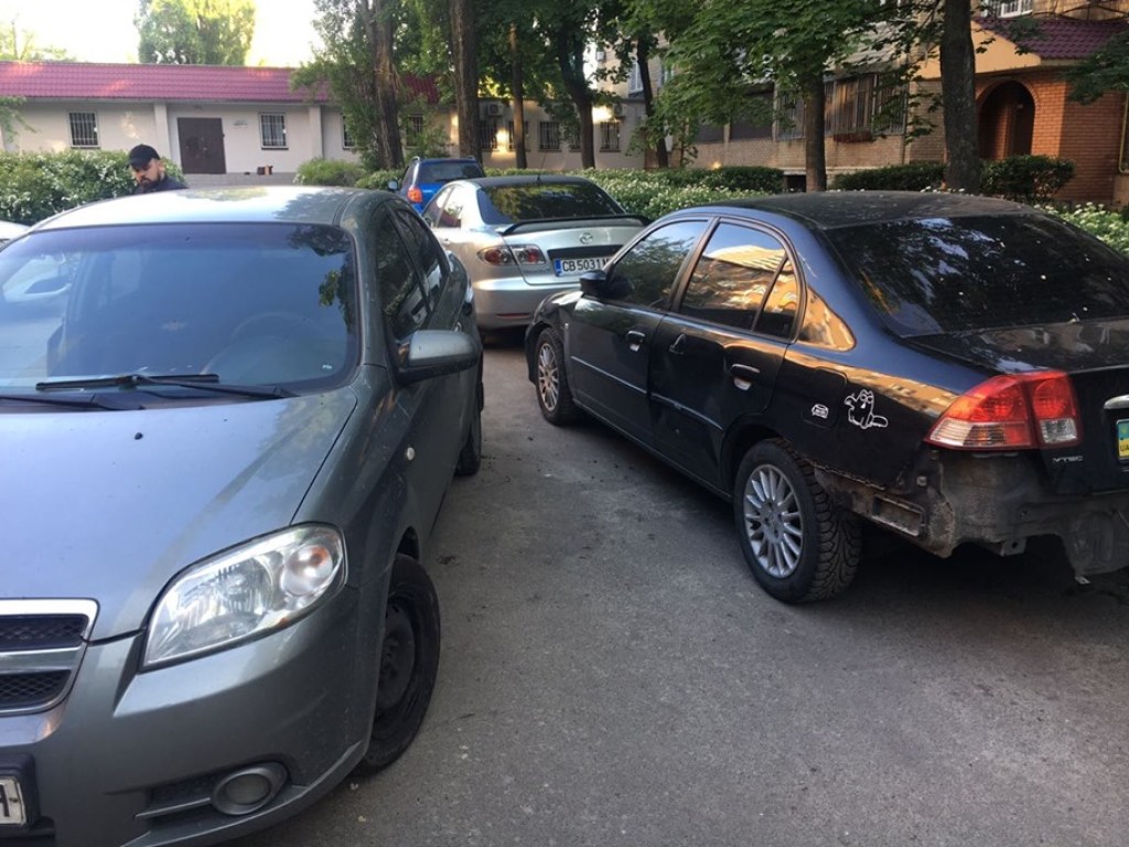 В столице пьяный таксист уезжал с парковки и помял две иномарки  (ФОТО)