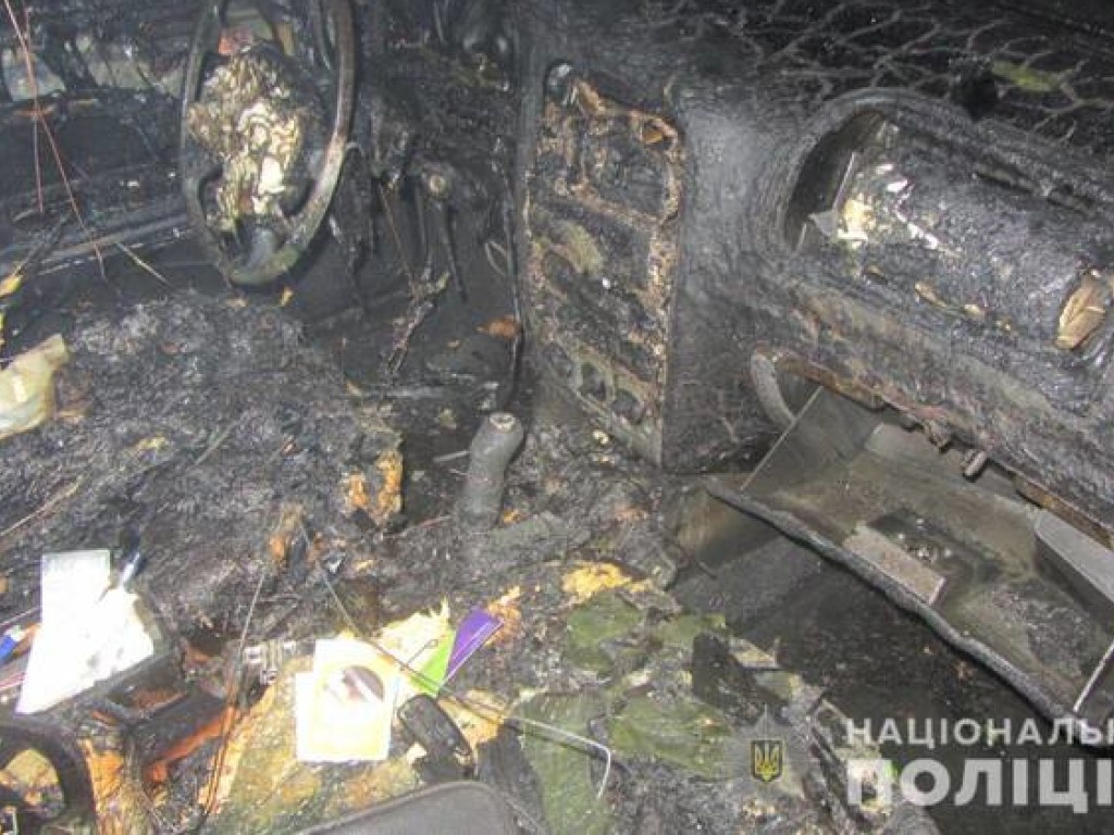 В Харькове во дворе дома сожгли автомобиль (ФОТО)