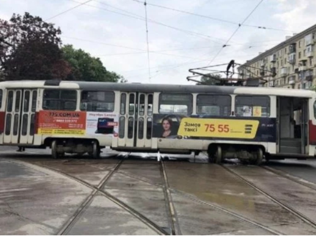В Харькове трамвай сошел с рельсов: пострадали женщина и 4-летняя девочка (ФОТО)