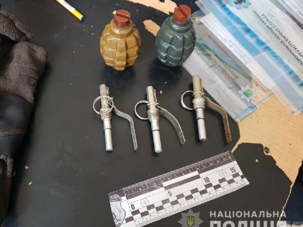 В столичном метро полицейские нашли у мужчины гранаты Ф-1 (ФОТО) 