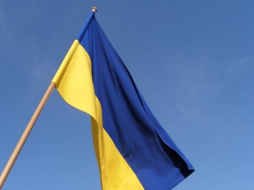 В Кременчуге изображенные на заборе украинские флаги разрисовали черной краской (ФОТО) 