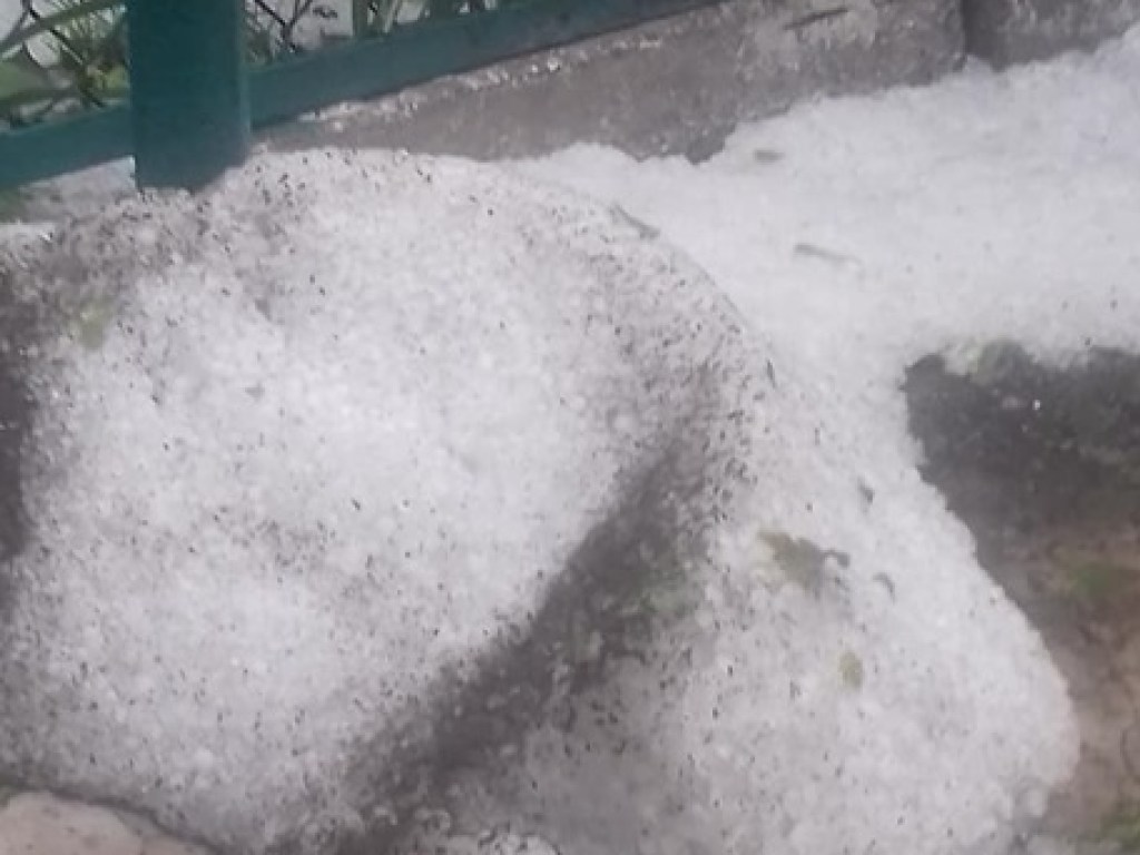 «Майский снег»: на Днепропетровщине пошел град, образовались сугробы (ФОТО)