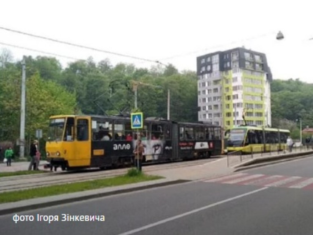 В спальном районе Львова трамвай сбил 18-летнюю девушку