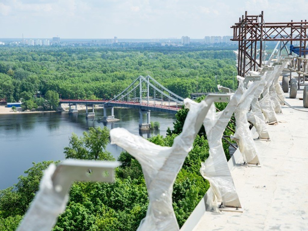 В Сеть попали фото стеклянный пола «моста Кличко» в Киеве