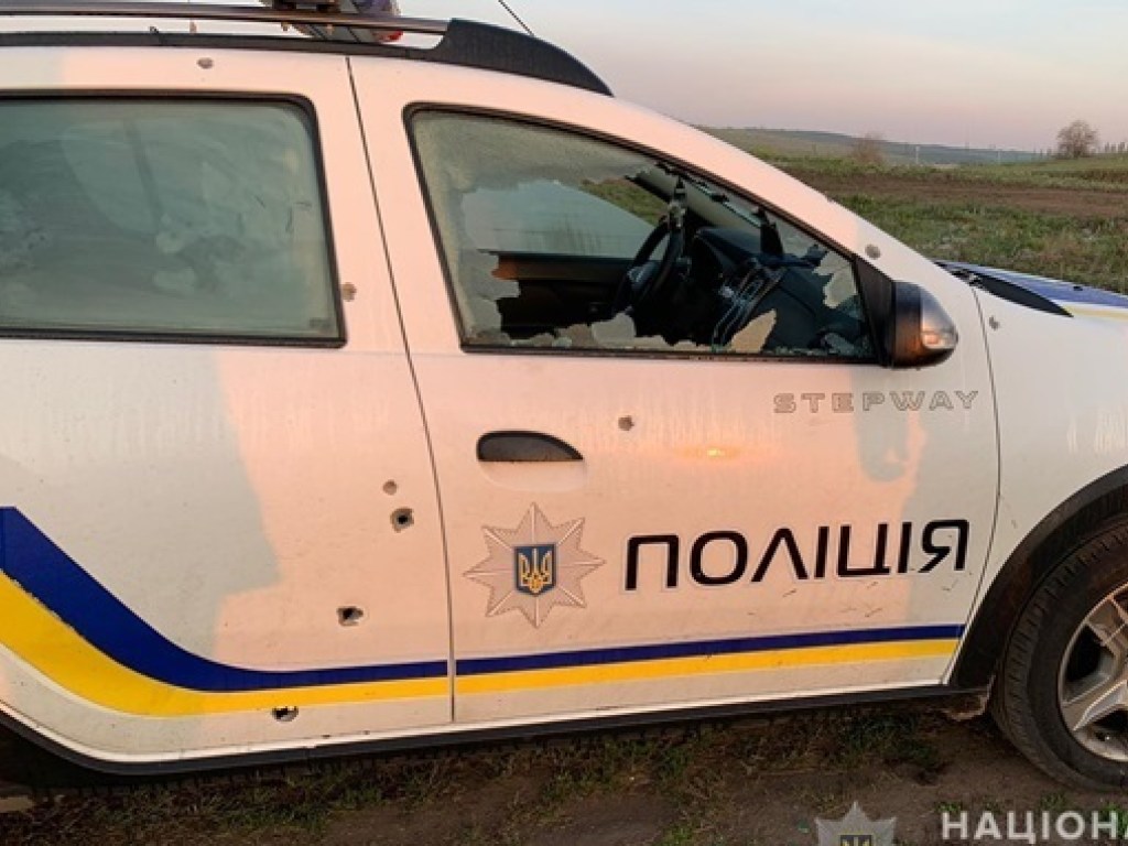 Полицейская машина попала под обстрел в Кировоградской области