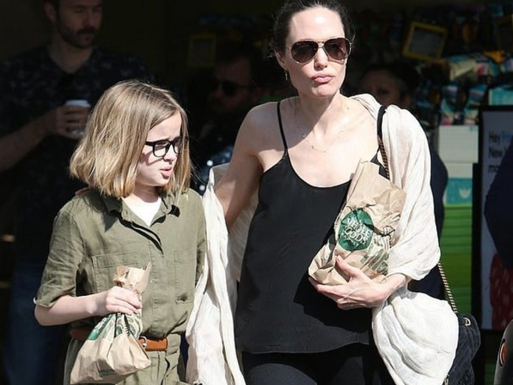 Бледную и худую Анжелину Джоли с детьми увидели у супермаркета (ФОТО, ВИДЕО)