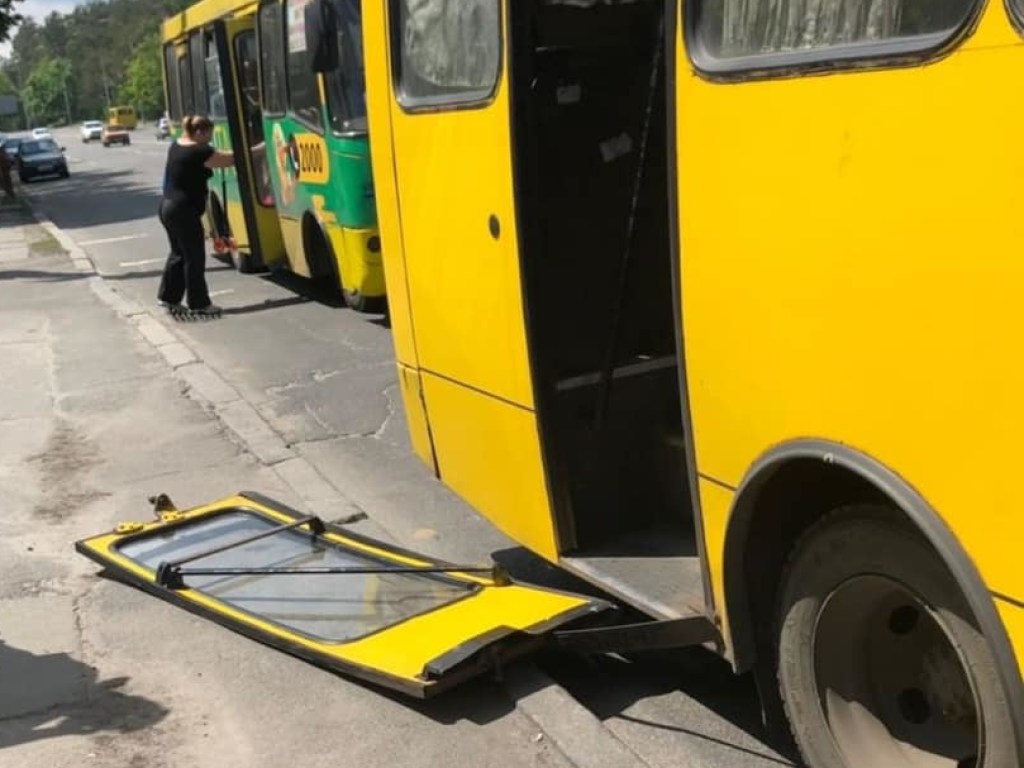 В Киеве на остановки у маршрутки отвалилась дверь