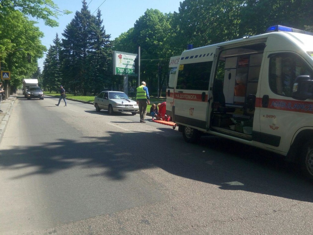 Возле университета в Днепре водитель на Daewoo сбил женщину (ФОТО)