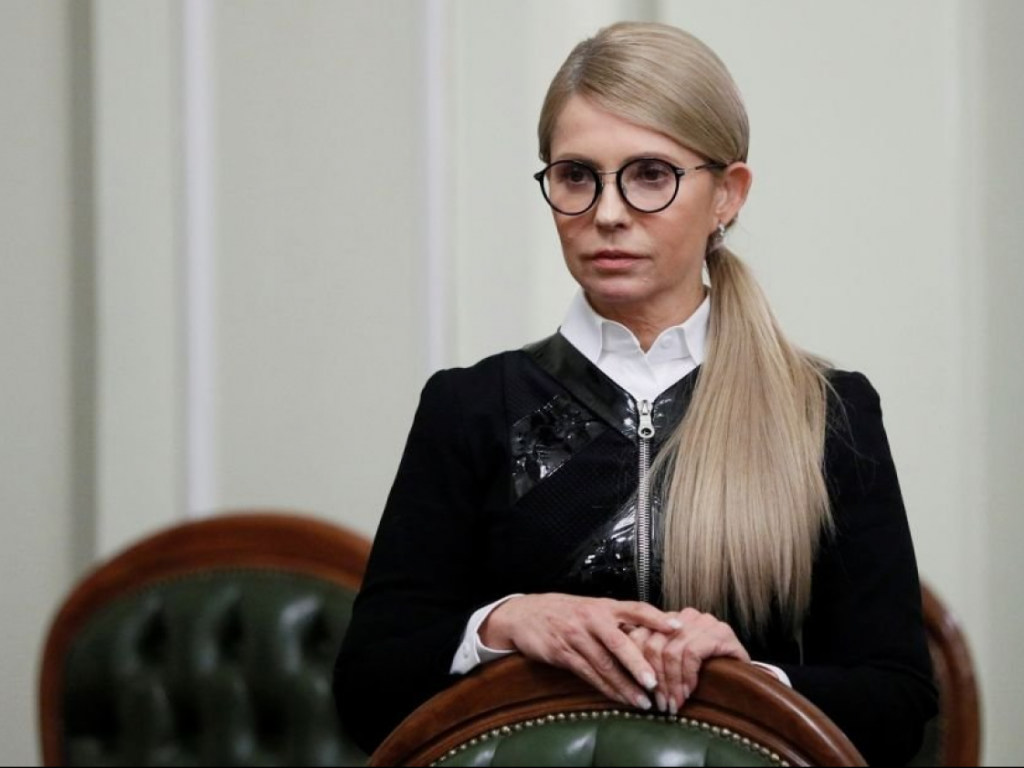 «Ушки на макушке»: Тимошенко сменила прическу и показала молодые ноги (ФОТО)