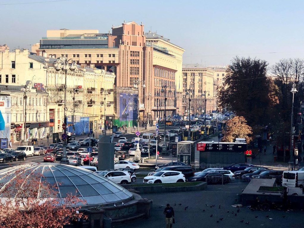 По центру Киева разгуливал загадочный полуголый мужчина (ФОТО)