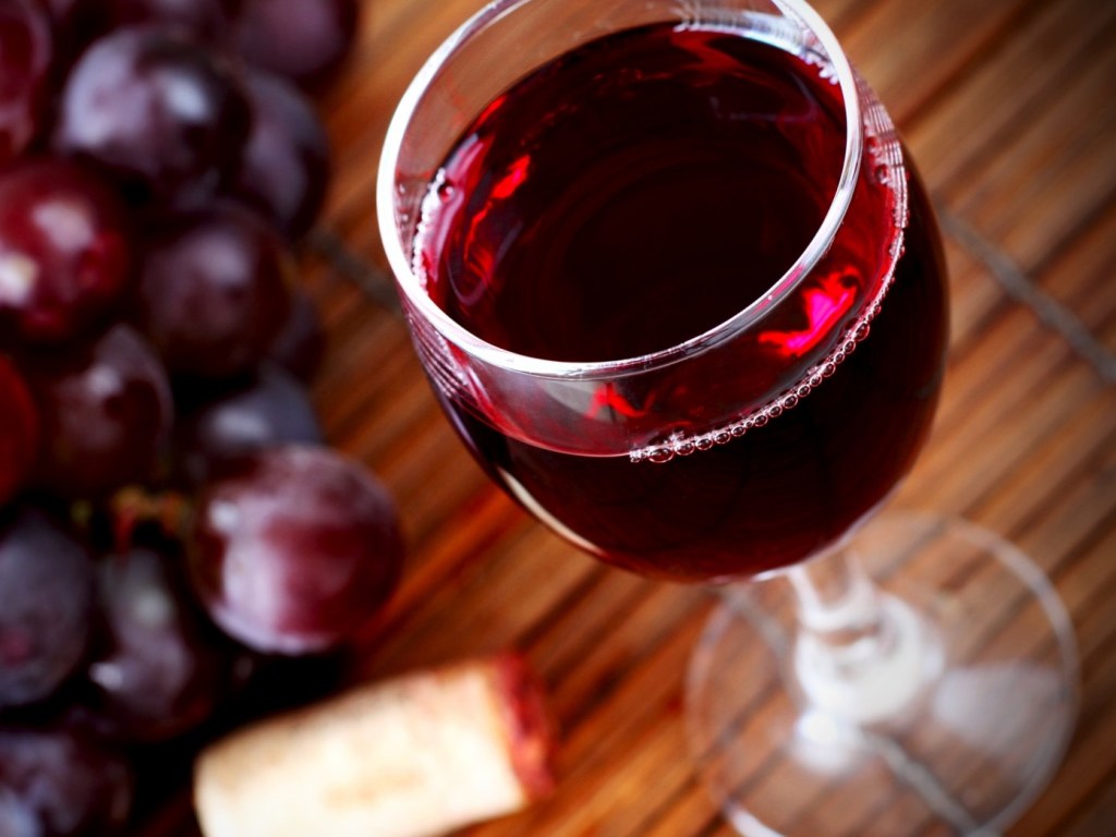 Пользы почти нет: Названы классические ошибки при употреблении красного вина