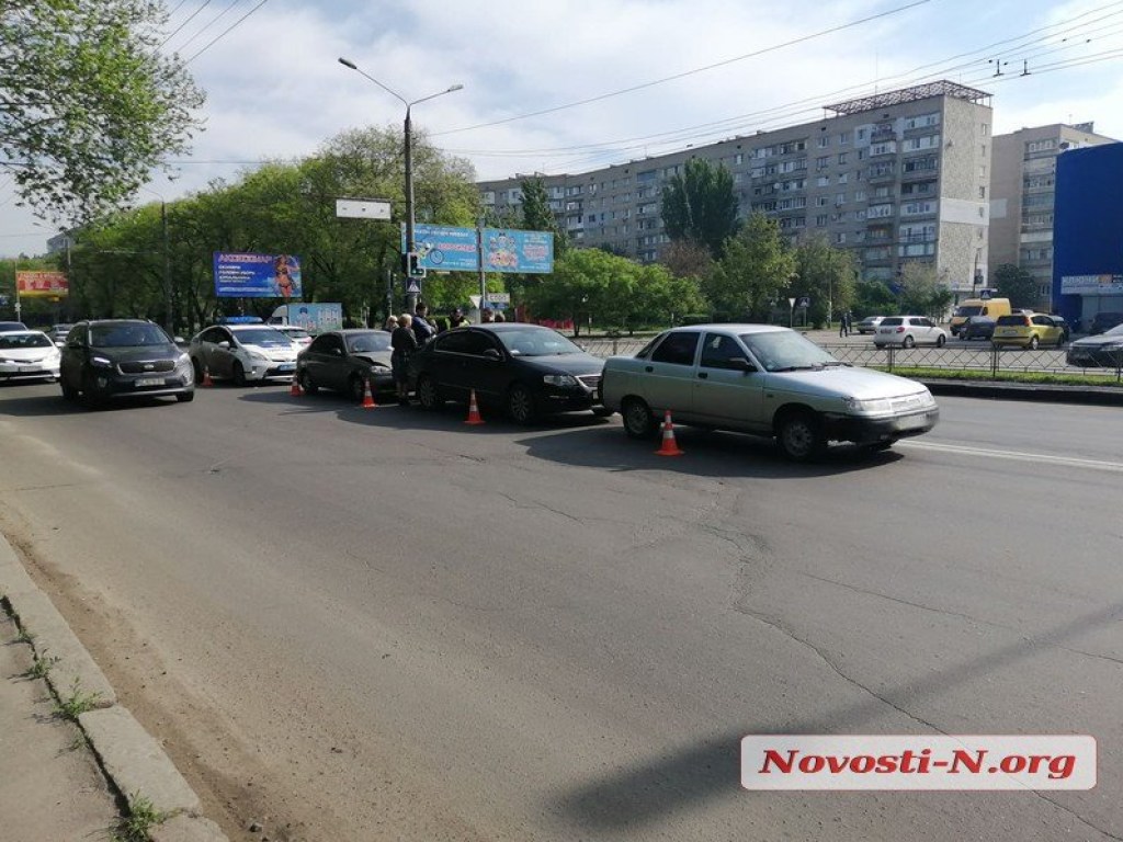 В Николаеве произошло массовое ДТП (ФОТО)