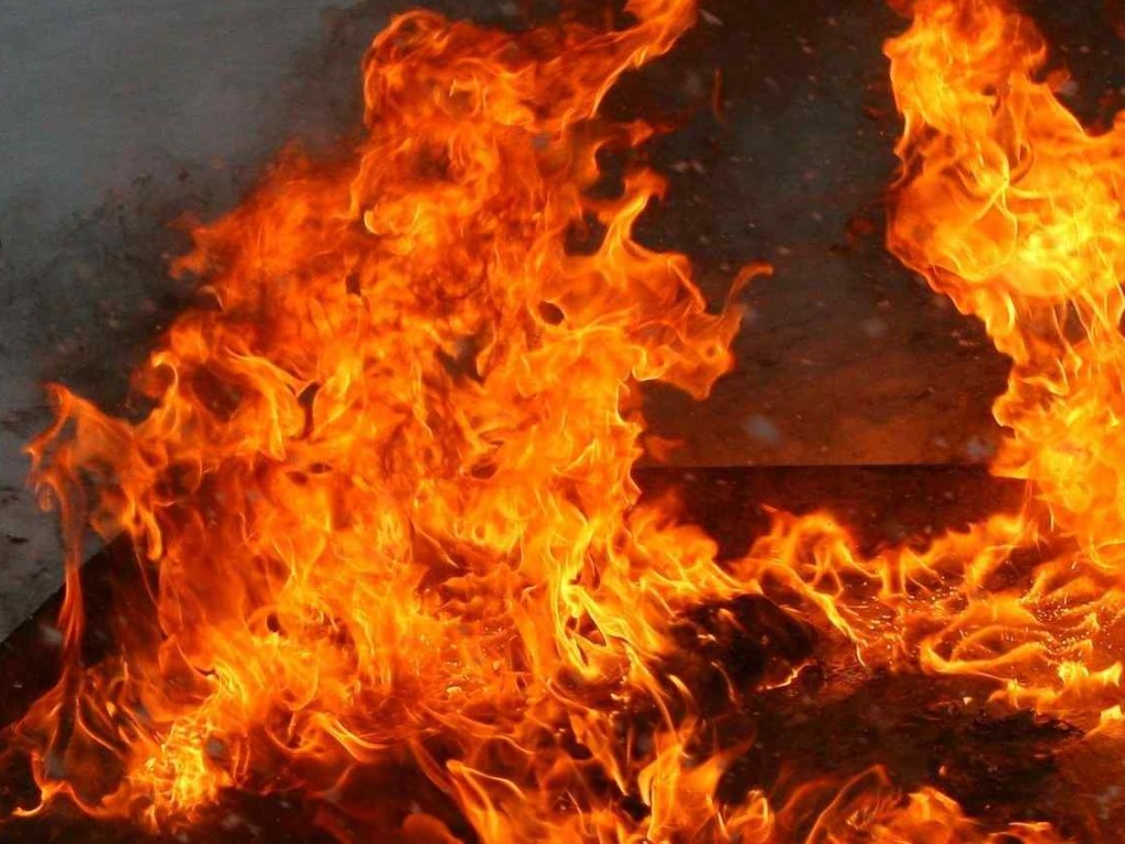 Неизвестный устроил пожар в баре в центре Киева
