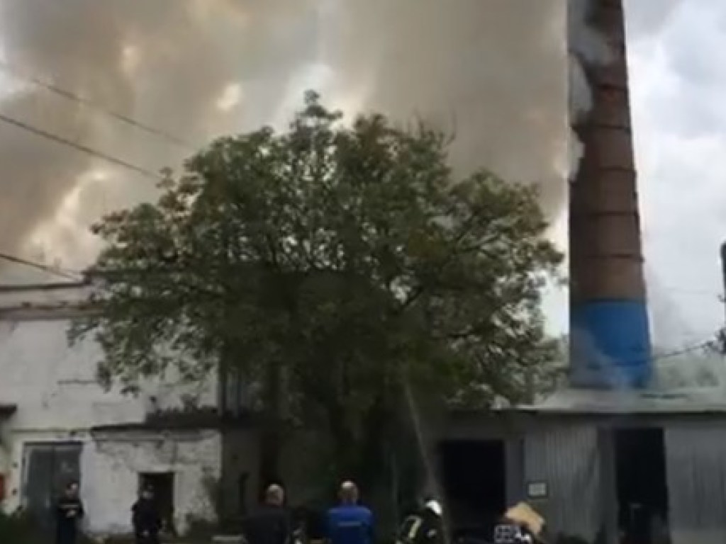 На территории промзоны в центре Киева вспыхнул мощный пожар (ВИДЕО)