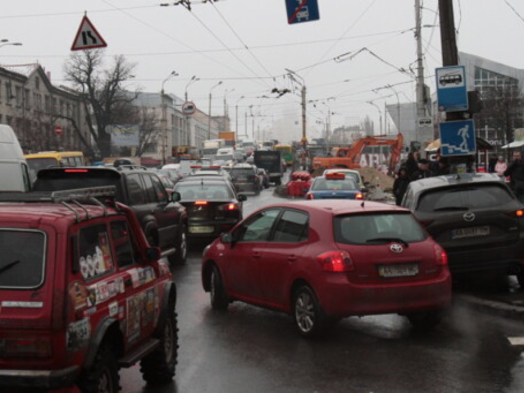 Утренний Киев сковали масштабные пробки (КАРТЫ)