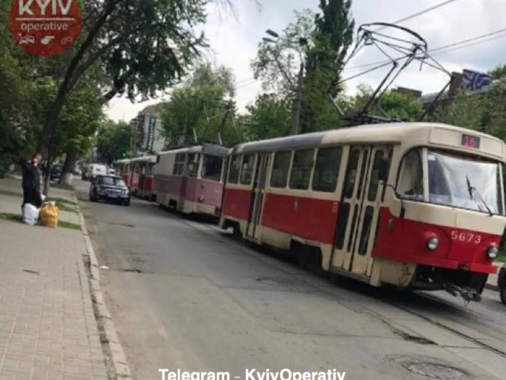 На Подоле из-за ДТП заблокировано движение трамваев (ФОТО)