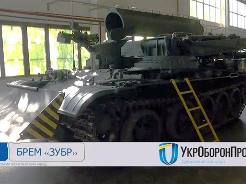 «Зубр»: в Украине на основе советского танка создали бронемашину для эвакуации техники (ВИДЕО)