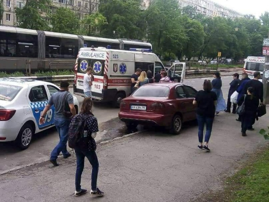 На столичной Борщаговке легковушка сбила девочку: автомобилист влетел в такси, пытаясь избежать трагедии (ФОТО)