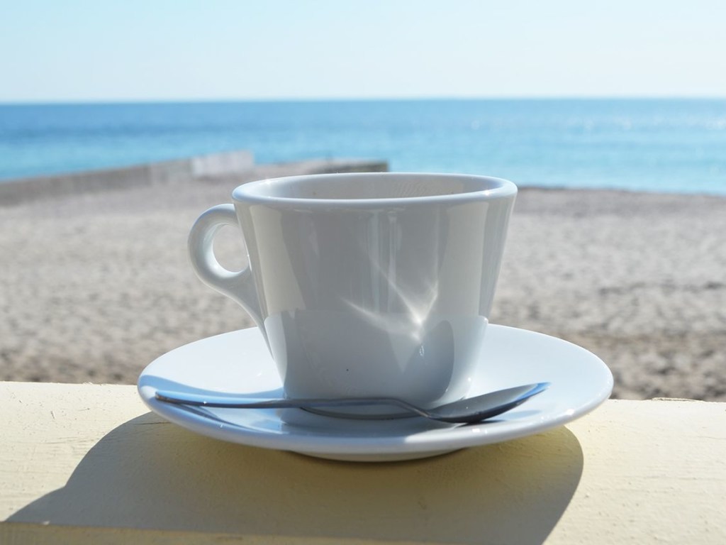 Врачи-диетологи запретили пить кофе летом