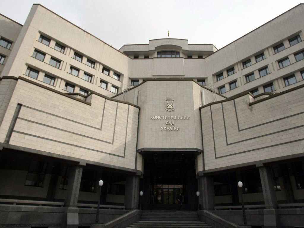 В КСУ отложили рассмотрение закона о люстрации