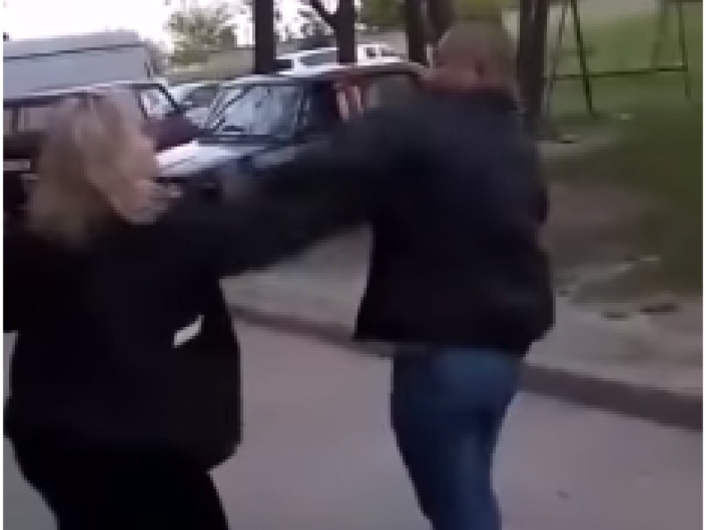 Дворовая драка соседей в Запорожье попала на видео