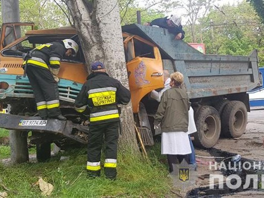 Отказали тормоза: в Херсоне грузовик раздавил иномарку (ФОТО)