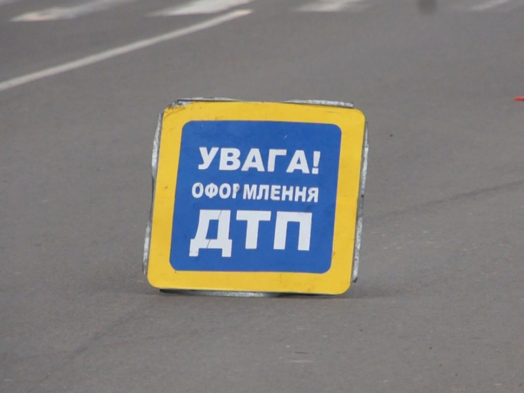 Под Киевом на оживленной трассе вспыхнул микроавтобус (ВИДЕО)