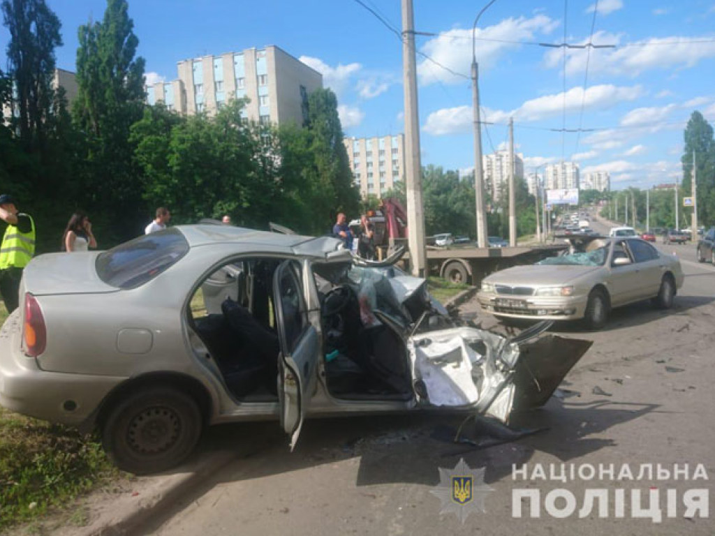 Крупное ДТП в Харькове: столкнулись эвакуатор, Daewoo и Nissan (ФОТО)