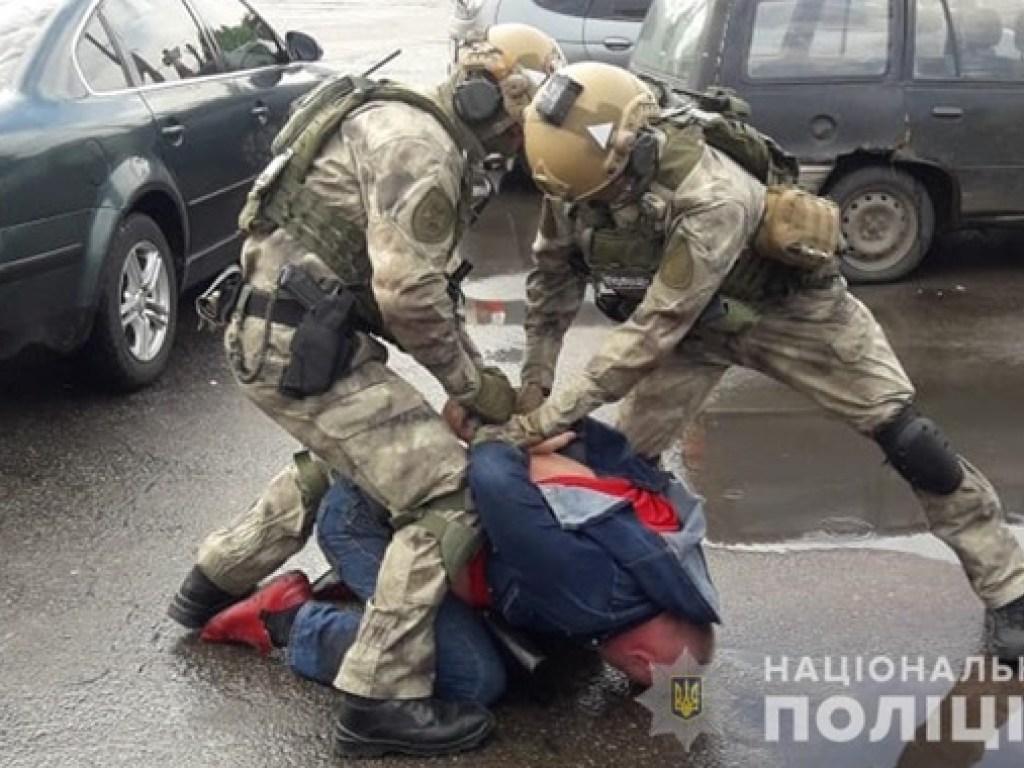 В Житомире бойцы КОРД остановили троих с крупной партией кокаина (ФОТО)