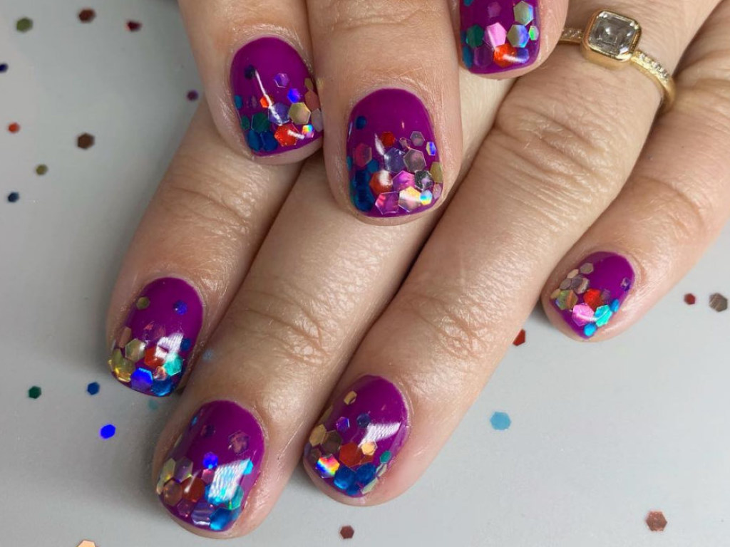 Модный маникюр лета-2019:  разноцветные ногти, молочный нюд и конфетти (ФОТО)