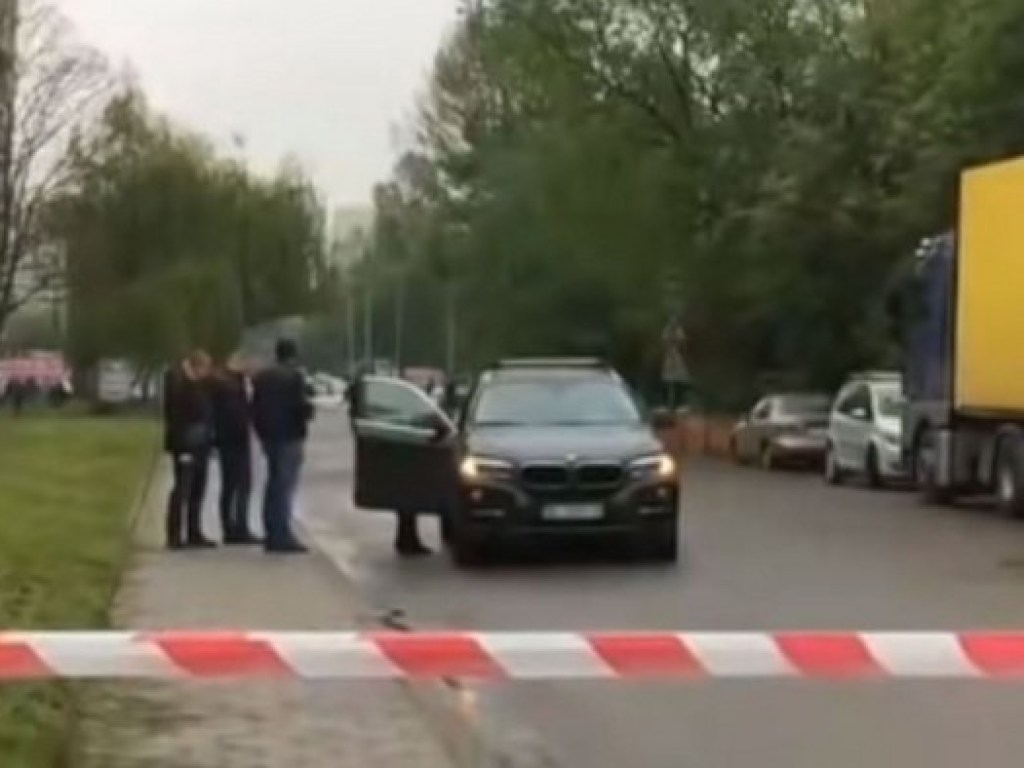 Во Львове подорвали BMW бизнесмена: фото с места ЧП
