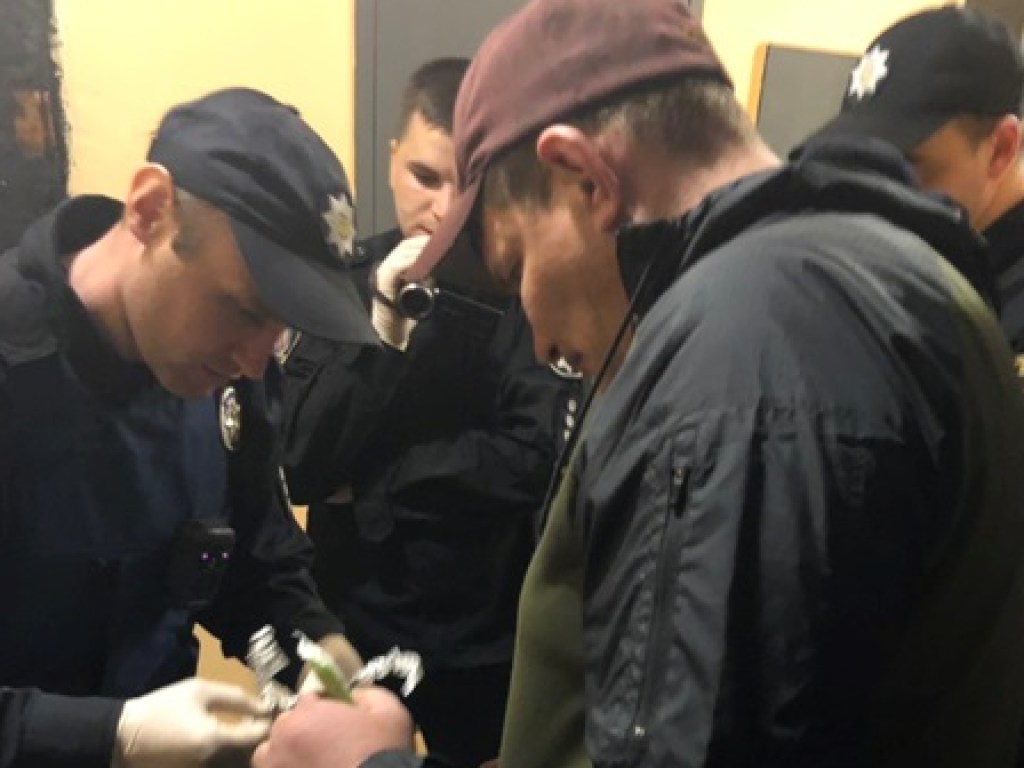 В Киеве жильцы дома задержали поджигателя квартир (ФОТО, ВИДЕО)