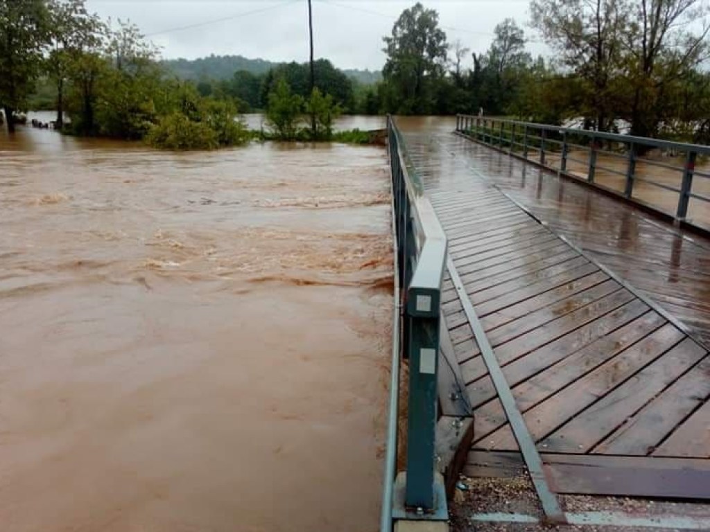 На Балканах реки вышли из берегов: затоплены дома и дороги (ФОТО, ВИДЕО)