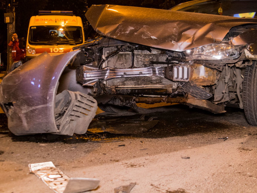 В Днепре девушка-водитель такси врезалась в Skoda (ФОТО, ВИДЕО)