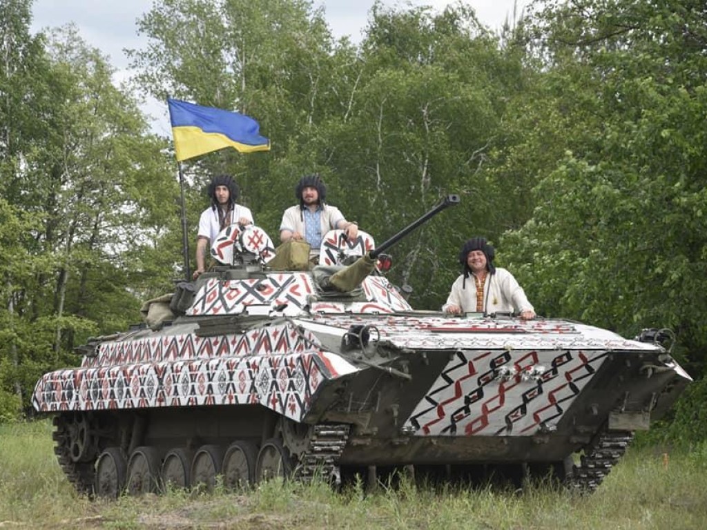 Украинские военные одели танк в вышиванку (ФОТО, ВИДЕО)