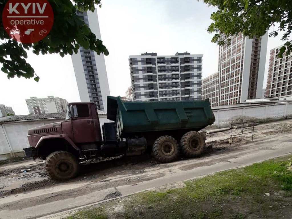 В Киеве в яме посреди дороги застрял грузовик с песком (ФОТО)