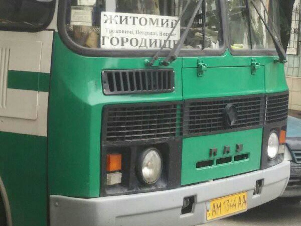 В Житомире водитель автобуса протянул по асфальту пенсионерку, которая не успела выйти из салона (ФОТО)